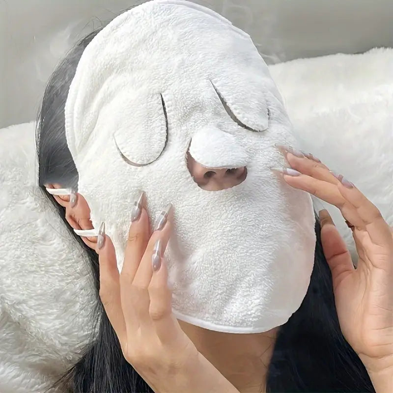 Ultra-měkký mikrovláknový ručník na obličej pro head spa a kosmetickou péči. Vhodný pro horké a studené komprese, hydrataci a uvolnění pokožky. Mercuris Prague