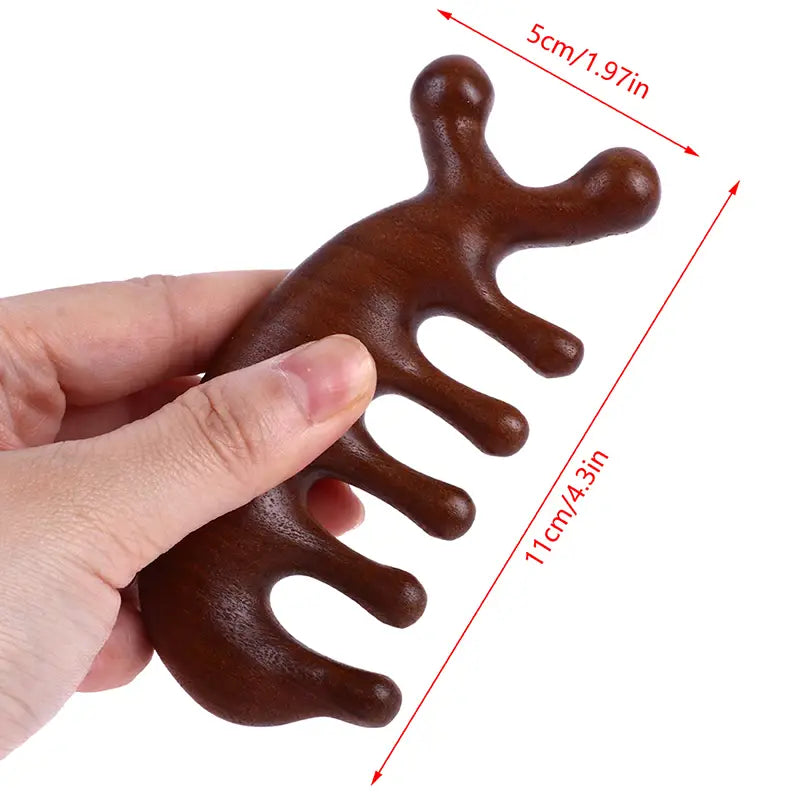 Dřevěný masážní hřeben na pokožku hlavy ve tvaru delfína s hladkou texturou. Pomáhá s head spa, podporuje růst vlasů a stimuluje krevní oběh. Ideální pro relaxaci a uvolnění napětí.